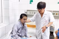 PGS. TS. Bùi Vũ Huy thăm hỏi tình hình bệnh nhi bị viêm não đang điều trị tại Khoa Nhi, Bệnh viện Bệnh Nhiệt đới Trung ương. Ảnh: Minh Thúy 