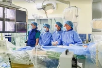 Các bác sĩ phẫu thuật cho bệnh nhi ngay trong đêm (Ảnh - BVCC) 