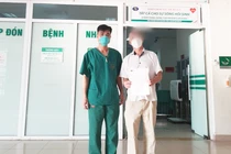 Bệnh nhân P. mắc COVID-19 khoẻ mạnh trong ngày ra viện (Ảnh - Đặng Thanh) 