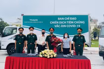 PGS.TS. Dương Thị Hồng - Phó Viện trưởng Viện Vệ sinh dịch tễ trung ương, Trưởng Văn phòng Tiêm chủng mở rộng quốc gia - chứng kiến buổi bàn giao xe lạnh chuyên dụng vận chuyển vaccine cho Quân khu 3 (Ảnh - BYT) 