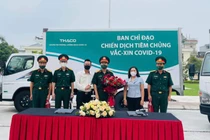 PGS.TS. Dương Thị Hồng - Phó Viện trưởng Viện Vệ sinh dịch tễ trung ương, Trưởng Văn phòng Tiêm chủng mở rộng quốc gia - chứng kiến buổi bàn giao xe lạnh chuyên dụng vận chuyển vaccine cho Quân khu 3 (Ảnh - BYT) 