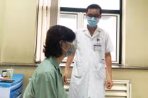 Bác sĩ thăm hỏi tình hình sức khỏe của bệnh nhân. Ảnh: Bệnh viện Hữu Nghị 