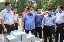 Phó Chủ tịch UBND TP . Hà Nội kiểm tra, chỉ đạo công tác phòng chống dịch (Ảnh - Trung Nguyên) 