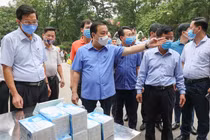 Phó Chủ tịch UBND TP . Hà Nội kiểm tra, chỉ đạo công tác phòng chống dịch (Ảnh - Trung Nguyên) 