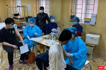 Học sinh được khám sức khoẻ trước khi tiêm vaccine COVID-19 (Ảnh - Quang Hùng) 