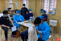 Học sinh được khám sức khoẻ trước khi tiêm vaccine COVID-19 (Ảnh - Quang Hùng) 