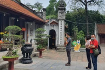 Người dân đến một di tích trên địa bàn TP. Hà Nội (Ảnh - Nguyễn Thanh) 