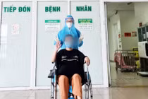 Sản phụ mắc COVID-19 khoẻ mạnh trong ngày ra viện (Ảnh - BVCC)