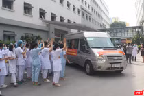Đoàn 35 bác sĩ, điều dưỡng ở Bệnh viện Hữu Nghị lên đường vào TP. HCM chống dịch (Ảnh - Minh Thuý) 
