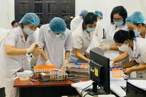 Nhân viên y tế lấy mẫu xét nghiệm COVID-19 (Ảnh - BYT) 