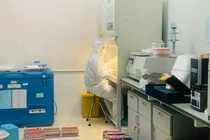 Nhân viên y tế làm việc trong phòng xét nghiệm (Ảnh - Xuân Hồng) 