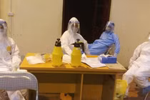 Nhân viên y tế chống dịch ở Bắc Ninh (Ảnh - Cao Tuân) 