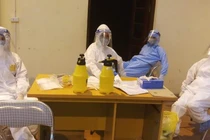 Nhân viên y tế chống dịch ở Bắc Ninh (Ảnh - Cao Tuân) 