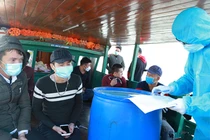 Cơ quan chức năng tiến hành lấy lời khai, lập biên bản của 8 người trốn cách ly y tế (Ảnh: Hồng Phương)