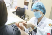 Nhân viên y tế tiêm thử nghiệm vaccine phòng COVID-19 NanoCovax cho tình nguyện viên ở Học viện Quân Y (Ảnh - Minh Thuý) 