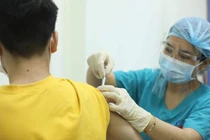 Tình nguyện viên khỏe mạnh được tiêm mũi 1 vaccine ARCT-154 tại Trung tâm thử nghiệm lâm sàng, Trường Đại học Y Hà Nội (Ảnh - Nguyễn Quyết)