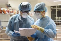 Nhân viên y tế kiểm tra thông tin bệnh nhân (Ảnh - BYT)