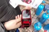 Người bán hàng quảng cáo máy đo SpO2 giá 700.000 đồng/chiếc (Ảnh - Minh Thuý) 