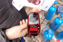 Người bán hàng quảng cáo máy đo SpO2 giá 700.000 đồng/chiếc (Ảnh - Minh Thuý) 