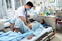 Bác sĩ khám bệnh cho bệnh nhân bị ngộ độc sau khi uống viên thuốc nam trị tiểu đường (Ảnh: Văn Phong) 