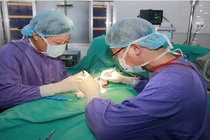 Các bác sĩ phẫu thuật cắt tinh hoàn trái, cố định tinh hoàn phải cho bé Đ. Ảnh: BVCC