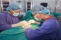 Các bác sĩ phẫu thuật cắt tinh hoàn trái, cố định tinh hoàn phải cho bé Đ. Ảnh: BVCC