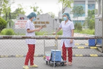 Nhân viên y tế làm việc ở Bệnh viện Bệnh Nhiệt đới Trung ương (Ảnh - Hoàng Anh) 