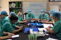 Các bác sĩ của Bệnh viện Đại học Y Hà Nội cùng Bệnh viện Bệnh Nhiệt đới Trung ương hội chẩn ca bệnh nặng tại Bệnh viện Trung ương Huế (Ảnh: Vũ Mạnh Cường) 