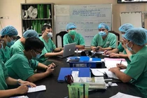 Các bác sĩ của Bệnh viện Đại học Y Hà Nội cùng Bệnh viện Bệnh Nhiệt đới Trung ương hội chẩn ca bệnh nặng tại Bệnh viện Trung ương Huế (Ảnh: Vũ Mạnh Cường) 