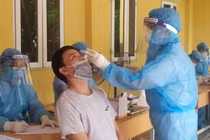 Nhân viên y tế láy mẫu xét nghiệm COVID-19 (Ảnh - SYTHN)