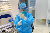 Nhân viên y tế chuẩn bị tiêm vaccine phòng COVID-19 (Ảnh - BYT) 