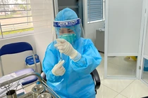 Nhân viên y tế chuẩn bị tiêm vaccine phòng COVID-19 (Ảnh - Tuấn Dũng) 