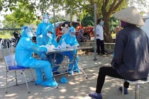 Nhân viên y tế chuẩn bị lấy mẫu xét nghiệm COVID-19 cho người dân (Ảnh - CDC Hà Nội) 