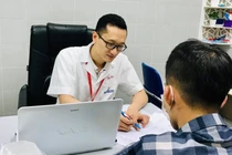 Bác sĩ ở Khoa Nam học và Y học Giới tính, Bệnh viện Đại học Y Hà Nội tư vấn cho anh A. (Ảnh - BVCC) 