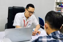 Bác sĩ ở Khoa Nam học và Y học Giới tính, Bệnh viện Đại học Y Hà Nội tư vấn cho anh A. (Ảnh - BVCC) 