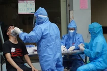 Nhân viên y tế lấy mẫu xét nghiệm COVID-19 cho người dân (Ảnh - Minh Nhân) 