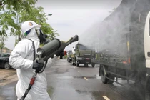 Nhân viên y tế phun khử khuẩn phòng COVID-19 (Ảnh - Hoàng Anh) 