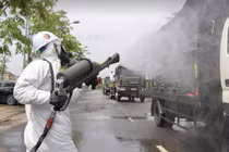 Nhân viên y tế phun khử khuẩn để phòng COVID-19 (Ảnh - Hoàng Anh) 