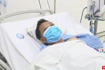 Nam tài xế bị nhồi máu cơ tim đang điều trị tại Bệnh viện E (Ảnh: Minh Thuý) 