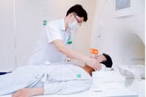 Bác sĩ thăm khám cho bệnh nhân (Ảnh - BVCC) 