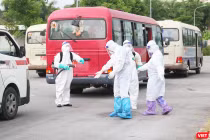 Nhân viên y tế phun khử khuẩn (Ảnh - Minh Thuý) 