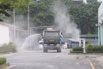 Phun khử khuẩn Bệnh viện K Tân Triều (Ảnh - Hoàng Anh) 