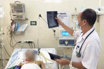 PGS.TS. Đỗ Duy Cường - Giám đốc Trung tâm Bệnh Nhiệt đới, Bệnh viện Bạch Mai - khám bệnh cho bệnh nhân (Ảnh: BVCC)