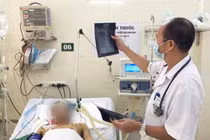 PGS.TS. Đỗ Duy Cường - Giám đốc Trung tâm Bệnh Nhiệt đới, Bệnh viện Bạch Mai - khám bệnh cho bệnh nhân (Ảnh: BVCC)