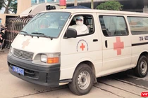 Xe cấp cứu đi ra từ bệnh viện (Ảnh - Minh Thuý) 
