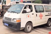Xe cấp cứu chở bệnh nhân COVID-19 (Ảnh - Minh Thuý) 