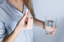 Người dân uống thuốc (Ảnh minh hoạ) 