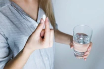 Người dân uống thuốc (Ảnh minh hoạ) 