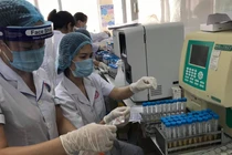 Nhân viên y tế lấy mẫu xét nghiệm COVID-19 (Ảnh - BYT) 