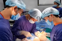 Các bác sĩ phẫu thuật dương vật cho bệnh nhân (Ảnh: Bệnh viện Đại học Y Hà Nội) 